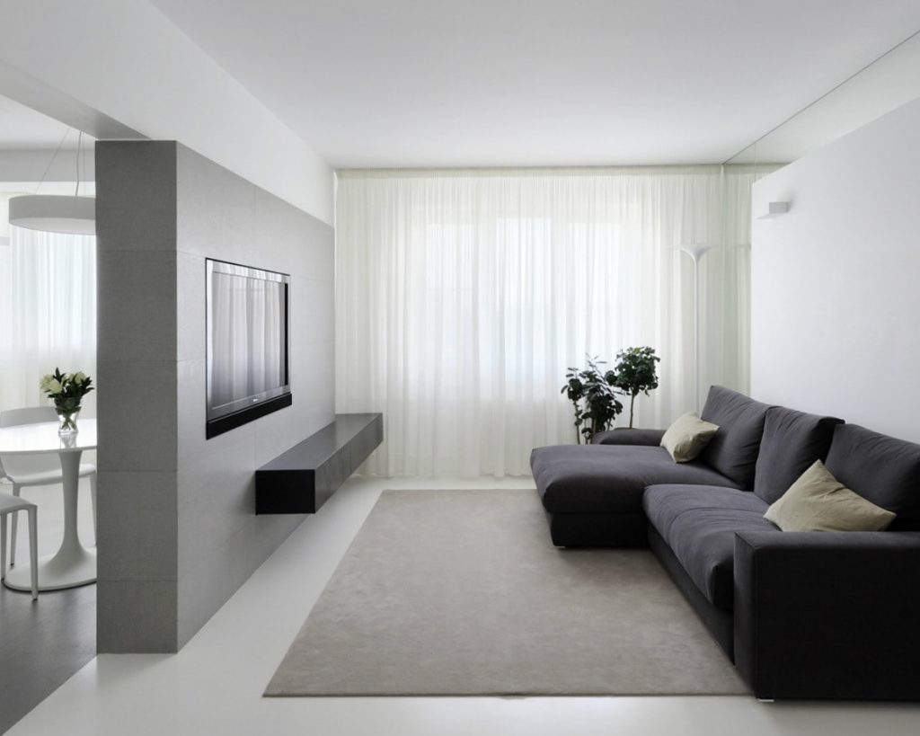 Světlý tyl v okně obývacího pokoje ve stylu minimalismu