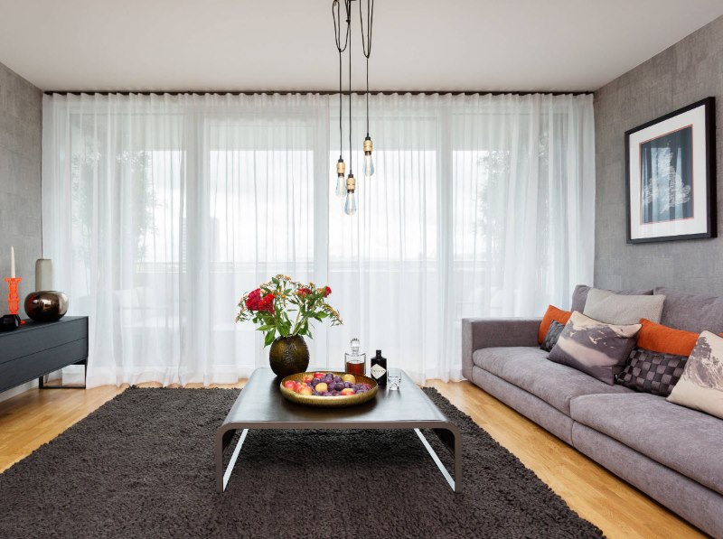 Drapák tylu panoramatické okno v obývacím pokoji