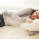 Wygodna poduszka pomaga kobiecie w ciąży wygodnie odpocząć