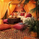 Przytulny ciepły pokój w stylu orientalnym z poduszkami do siedzenia na podłodze