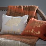 Przytulne poduszki dekoracyjne z napisami