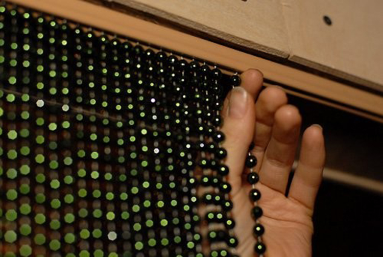 Mga kurtina ng pabilog na bead sa isang karaniwang profile cornice