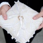 Pleteni snježno-bijeli jastučić za prstenje