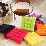 Maliwanag na multi-colored cushion ng upuan