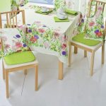 Lys grøn pude sæde og blomsterpuder under ryggen