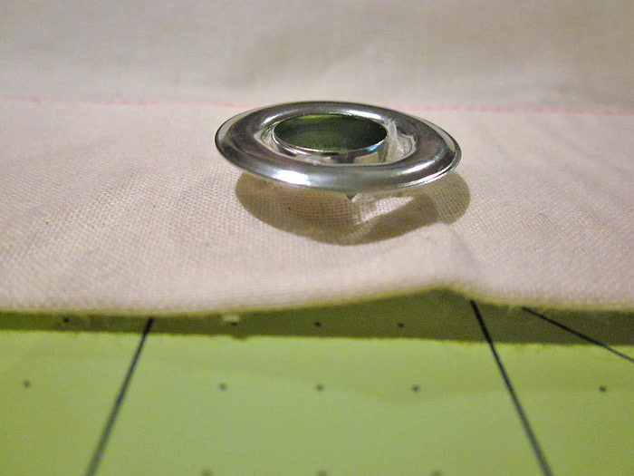 Zapinanie pierścienia z boku stalowego przelotki