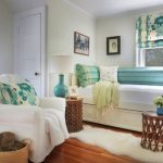 Zeleni jastuci koji odgovaraju zastorima