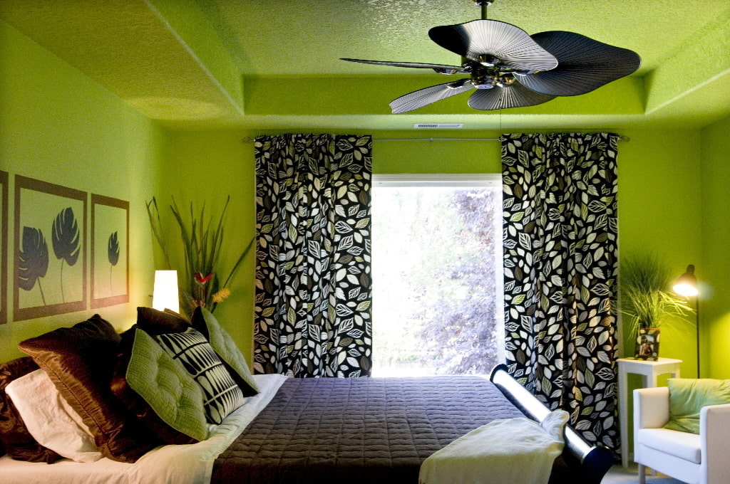 Yeşil tavan ile yatak odasında rengarenk perdeler