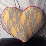 Geltona širdies formos pagalvė