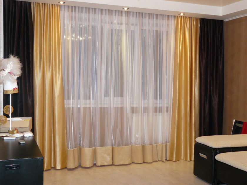 Kruşçev'de salon penceresinde Altın perdeler