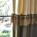 חרוזי עץ בשוליים על הווילון