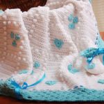 Bebek için üstleri ile beyaz-mavi battaniye
