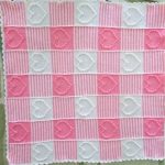 White-pink striped baby blanket para sa mga batang babae