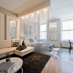 White curtains na may dalawang bintana sa living room