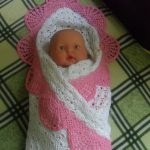 White plaid na may pink crocheted edging