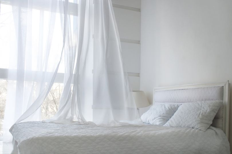 Tiulowa zasłona w oknie sypialni po wybieleniu