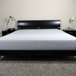 Isang piraso ng springless mattress sa isang double bed