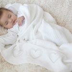 Детско бяло одеяло със сърца
