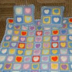 Renkli iplikler yastıkları olan çocuk battaniyesi