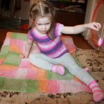 Vaikų plediniai mezginiai spalvotųjų siūlų spirale