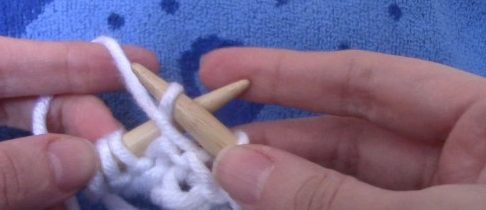 Throw a working thread on the left needle over the last loop