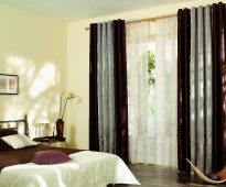 Two-color curtains and tulle on the rings in the bedroom