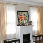 Dvoubarevné záclony se dvěma okny v místnosti s krbem