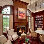 Fireplace na may wooden veneer sa living room interior