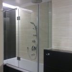 Sprchový stojan za skleněnou přepážkou