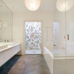 Koupelna design s béžovými stěnami