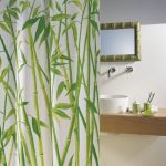 Bambusové stonky na zácloně koupelny