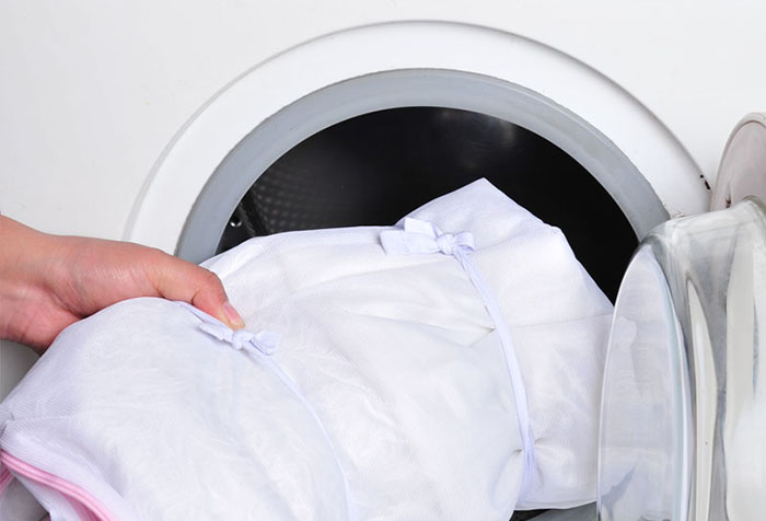 Torbaya çamaşır makinesinde tül döşenmesi
