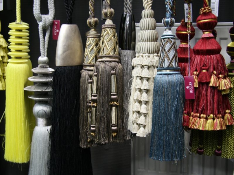 Perdeleri dekore etmek için çeşitli fırçalar