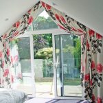 Sıradışı bir yatak odası penceresi için çiçekli güzel perdeler