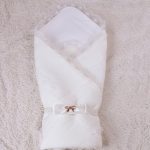 Prekrasna bijela karirana tkanina s elastičnim lukom