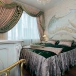 Alışılmadık bir şekilde dekore edilmiş yatak odası için püsküller ile güzel lambrequin