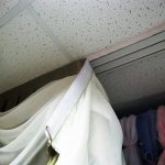Fixation de la corniche au plafond et des rideaux velcro