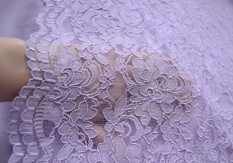 Semi-sheer lace fabric na may magandang pattern