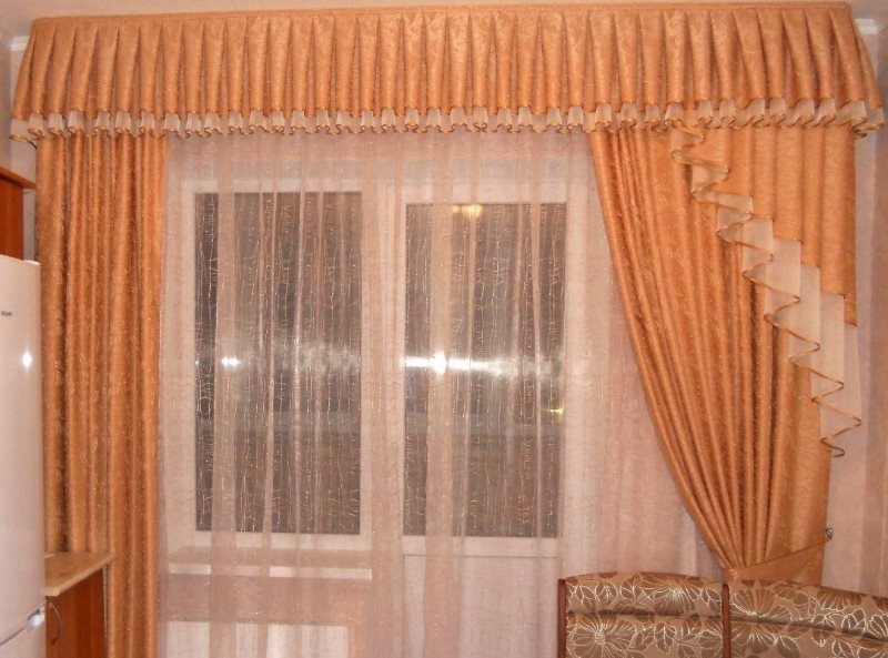 Lambrequin på köksfönstret med balkongdörr