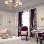 Fioletowe zasłony do przestronnego salonu z dwoma oknami w kolorze mebli i tkanin