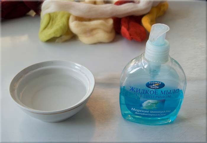 Láhev tekutého mýdla a vody v šálku