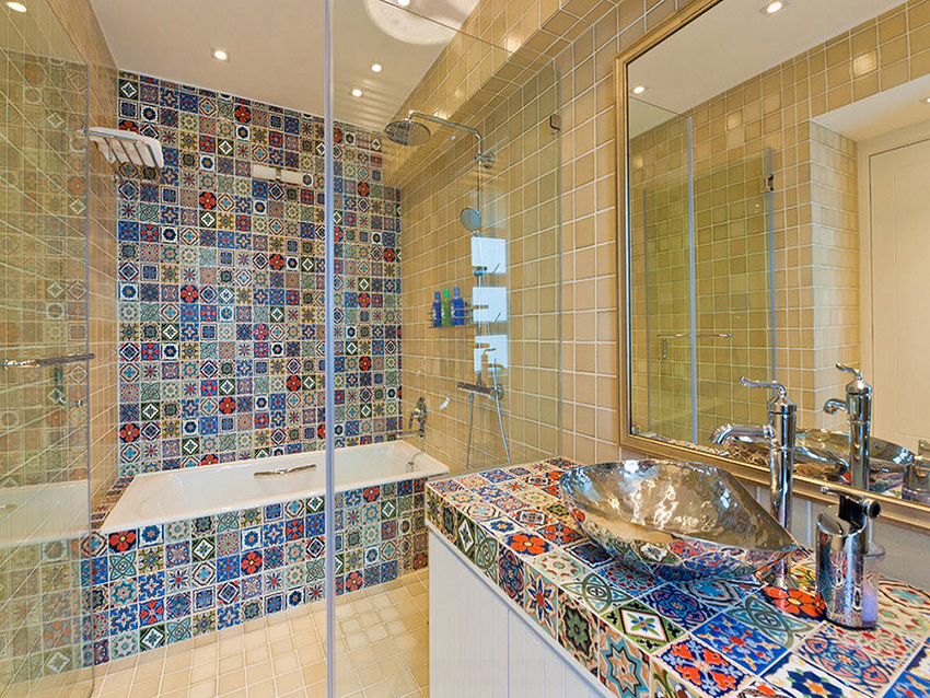 Skleněná přepážka v koupelně s mozaikovými dlaždicemi