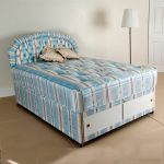 Miękkie łóżko z tapicerką i materacem tego samego koloru