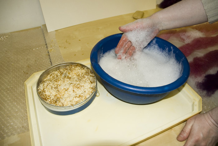 Panjur temizleme için sabun çözeltisi hazırlanması