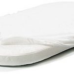 Oval bir yatakta su geçirmez yatak örtüsü