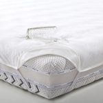 Moisture resistant mattress pad with an angled lock 80x190 protects your mattress from dust and moisture