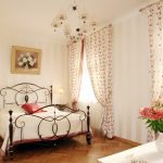 Флорални завеси за спалнята с два прозореца