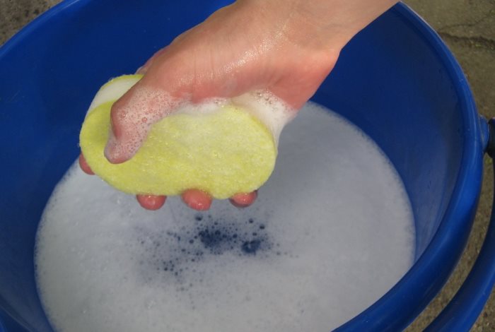 Stor perdelerin yıkanması için sabun çözeltili sünger