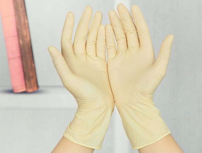 Ręce gospodyń domowych w gumowych rękawiczkach