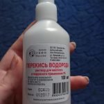 Plastová láhev s peroxidem vodíku pro domácí potřeby